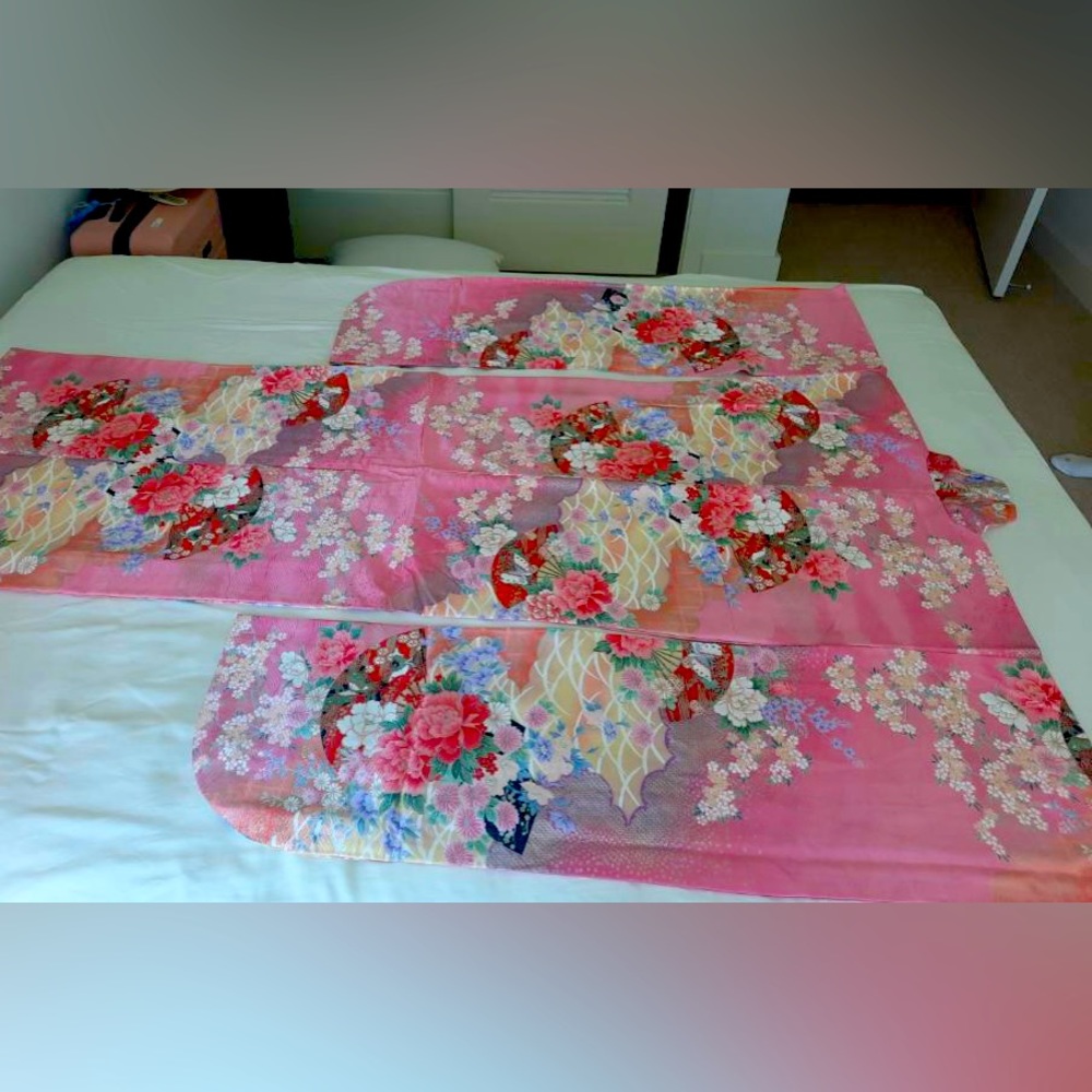 💯 Hand Made Kimono 👘 from Japan. Furisode ( long sleeve) higher end material.